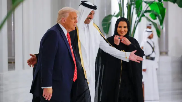 Trump and the Emir of Qatar stand to greet people