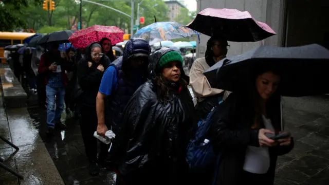 Journalist and people queue to enter court for Sean "Diddy" Combs' sex trafficking and racketeering conspiracy trial