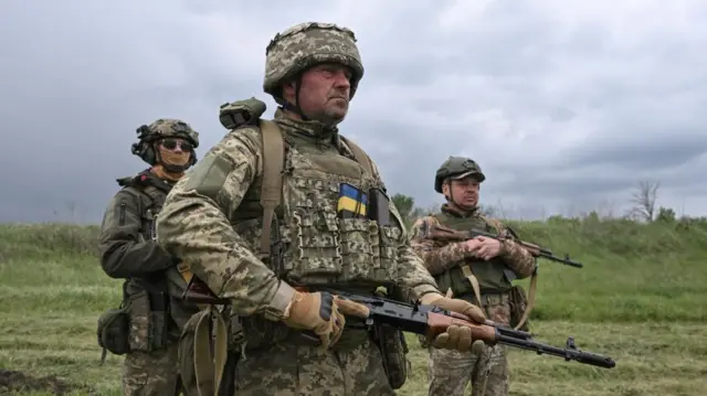 Ukrainian soldiers on the frontline.