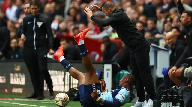 Richard Kone falls over
