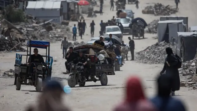 Gazans flee with belongings from northern Gaza