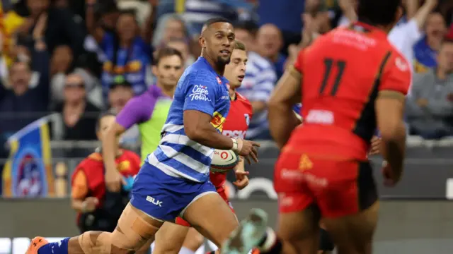 Leolin Zas scores a try for Stormers