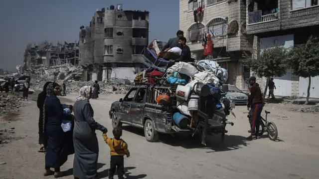 Gazans leave with their property in cars