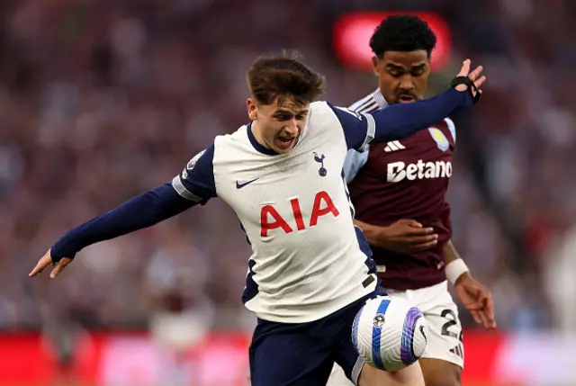 Mikey Moore of Tottenham Hotspur controls the ball