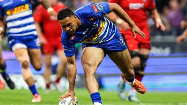 Suleiman Hartzenberg scores a try