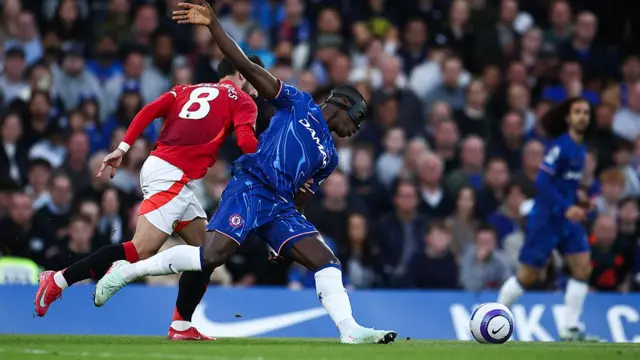 Moises Caicedo competing with Fenrnades for a ball