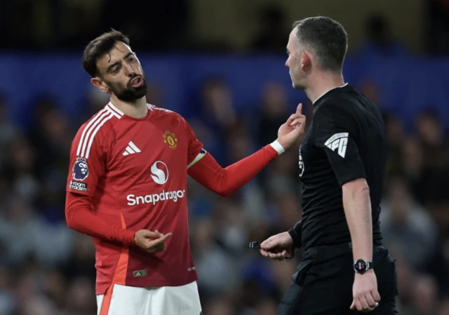 Manchester United's Bruno Fernandes reacts with referee Chris Kavanagh