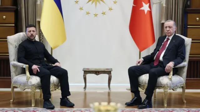 Ukrainian President Volodymyr Zelensky (L) and Turkish President Recep Tayyip Erdogan posing for a photo prior to their meeting in Ankara