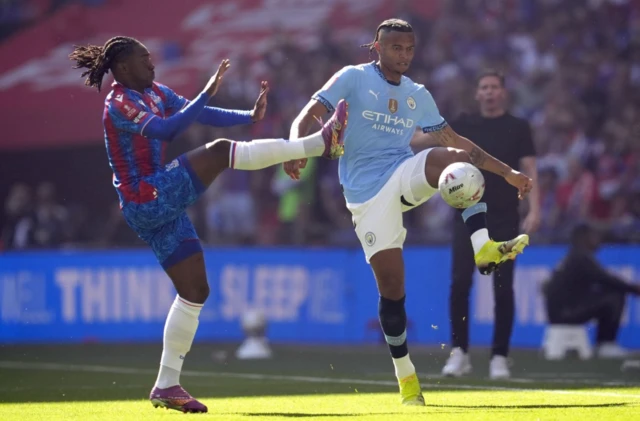 Crystal Palace's Eberechi Eze (left) and Manchester City's Manuel Akanji battle for the ball