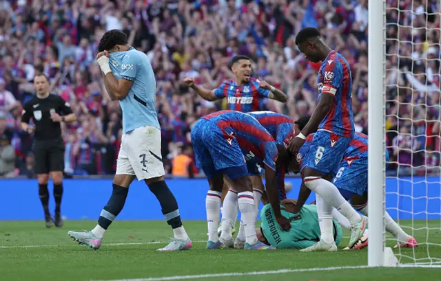 Omar Marmoush reacts as Crystal Palace's English goalkeeper #01 Dean Henderson