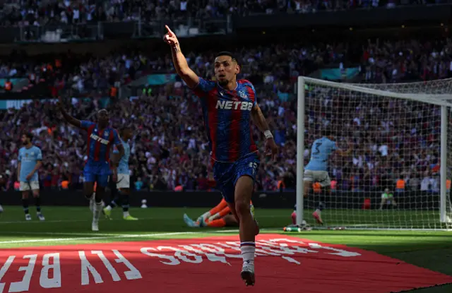 Daniel Munoz celebrates