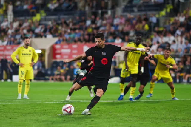 Lewandowski scores a penalty v Villarreal