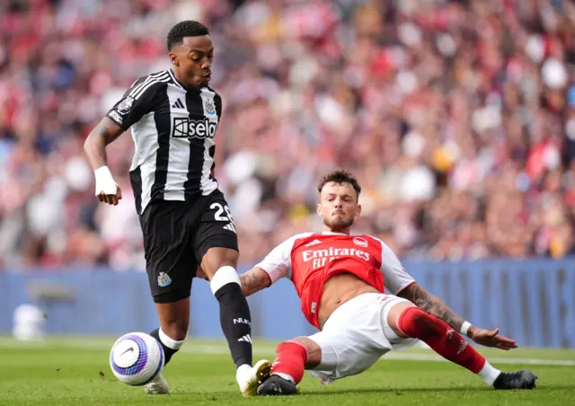 Newcastle United's Joe Willock in action with Arsenal's Ben White