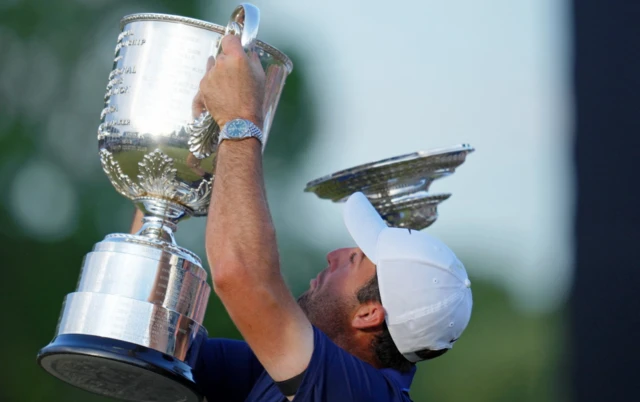 Scottie Scheffler drops trophy lid