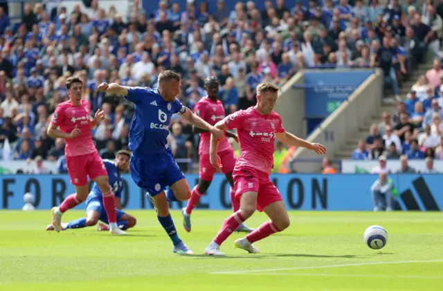Leicester City's Jamie Vardy (left) scores his sides first goal