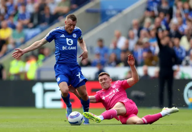 Leicester City's Jamie Vardy (left) and Ipswich Town's Dara O'Shea battle for the ball