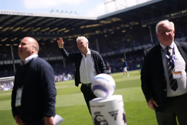 David Moyes, Manager of Everton, acknowledges the fans prior to the Premier League match between Everton FC and Southampton FC at Goodison Park on May 18, 2025 in Liverpool, England. Goodison Park