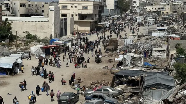 Aerial view of crowds fleeing Khan Younis