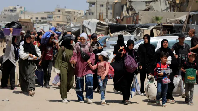 Residents leave Khan Younis with belongings