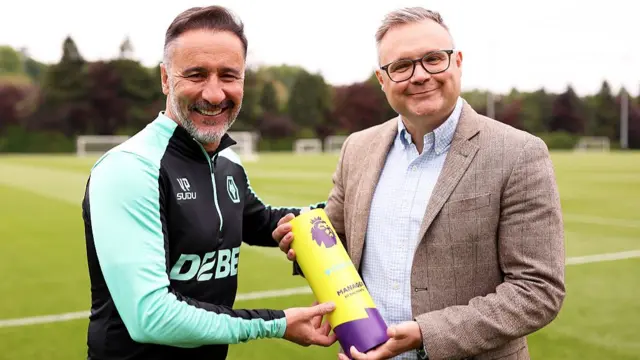 Vitor Pereira receives the manager of the month award for April