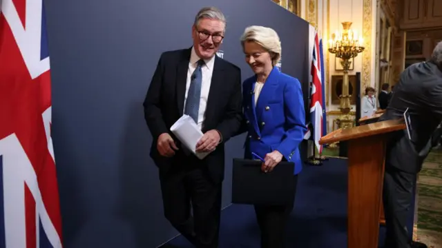 British Prime Minister Keir Starmer (L) and European Commission President Ursula von der Leyen (C)