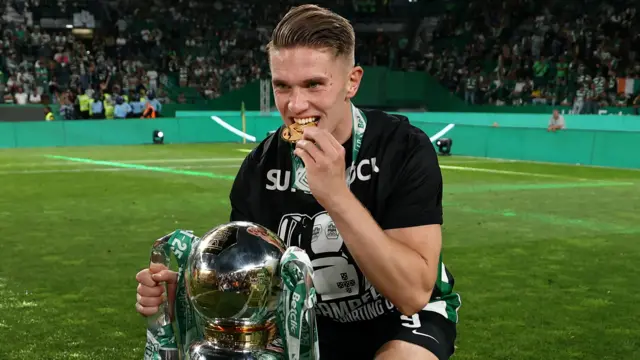 Victor Gyokeres with the Portuguese league trophy after Sporting's title win in 2025