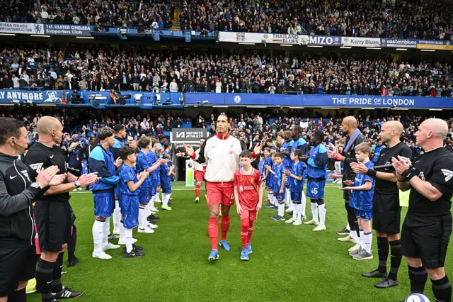 Liverpool receive guard of honour at Stamford Bridge