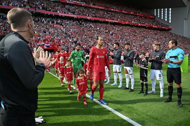 Liverpool receive guard of honour against Arsenal