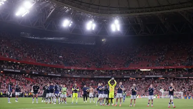 Man Utd players thank their travelling fans