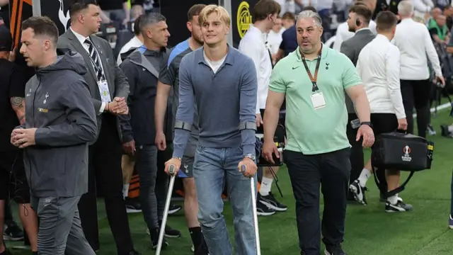 Lucas Bergvall wearing a protective boot at Tottenham Hotspur Stadium on Thursday