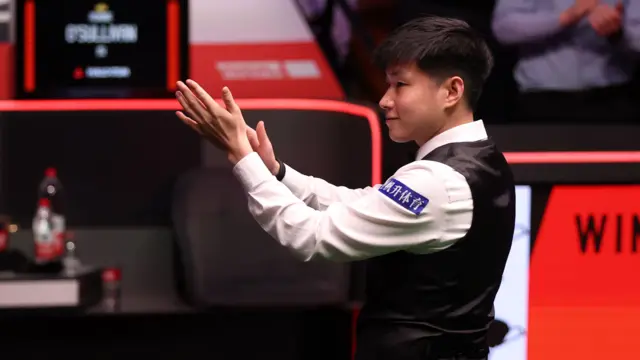 Zhao Xintong applauds