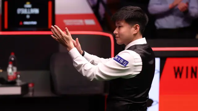 Zhao Xintong applauds
