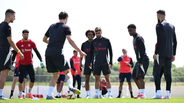 Bruno Fernandes and Manchester United players in a training drill