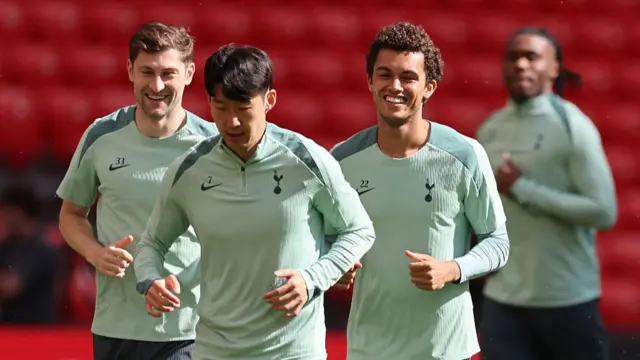 Ben Davies, Son Heung-Min and Brennan Johnson training