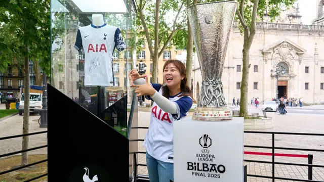 Spurs fan with the Europa League trophy