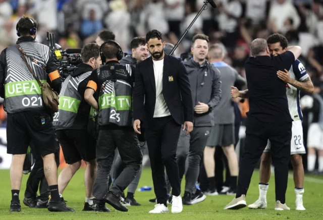Manchester United manager Ruben Amorim (centre) looks dejected