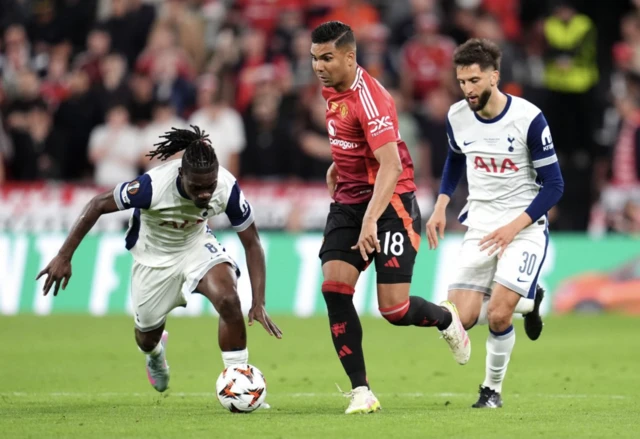Tottenham Hotspur's Yves Bissouma, Manchester United's Casemiro and Tottenham Hotspur's Rodrigo Bentancur (left-right) battle for the ball