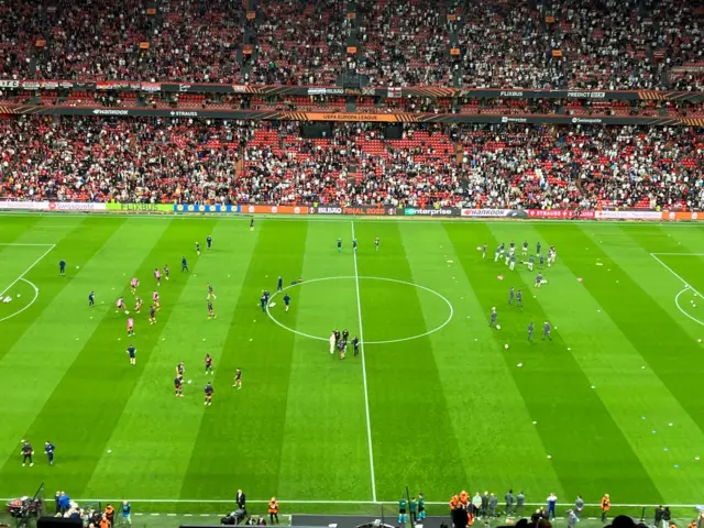 Manchester United and Tottenham players warm up in Bilbao