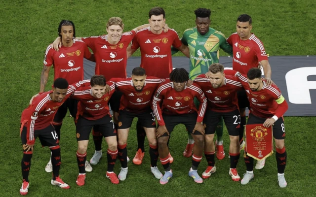 Manchester United players pose for a team group