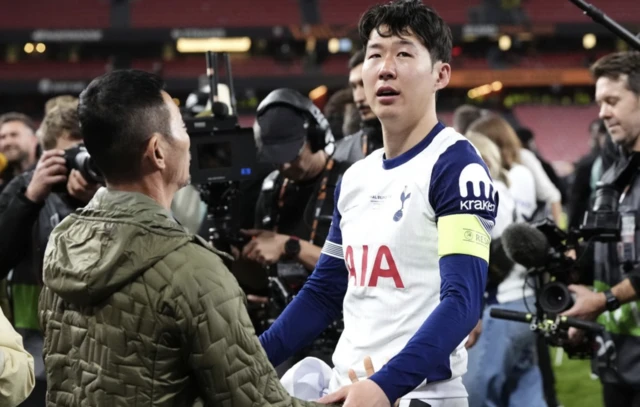 Description Tottenham Hotspur's Son Heung-Min celebrates with his father Son Woong-jung following victory