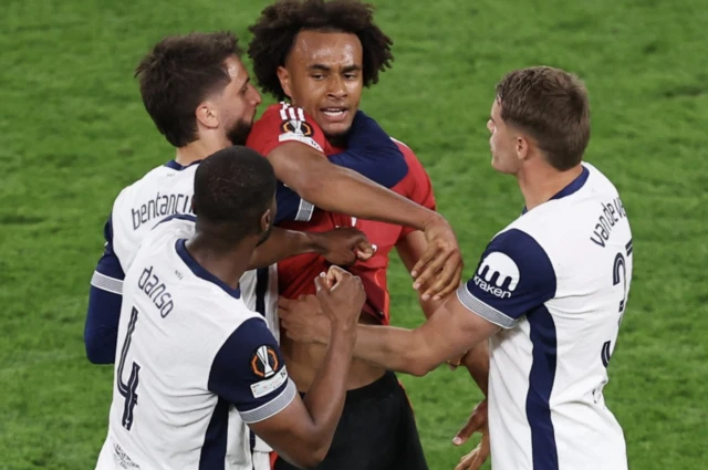 Manchester United's Joshua Zirkzee clashes with Tottenham Hotspur's Rodrigo Bentancur, Micky van de Ven and Kevin Danso