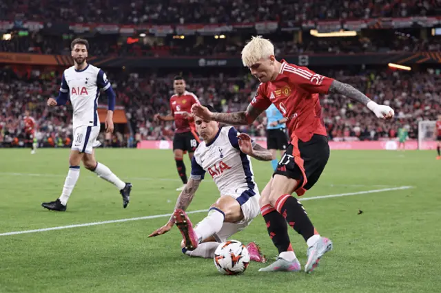 Alejandro Garnacho of Manchester United takes on Pedro Porro