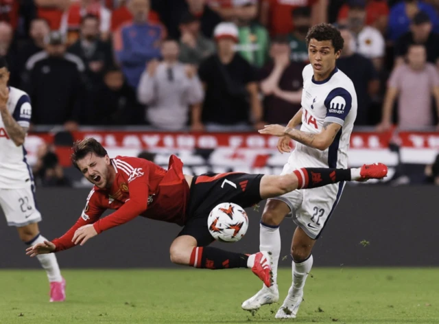Tottenham Hotspur's Brennan Johnson in action with Manchester United's Mason Mount