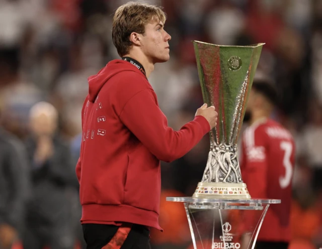 Manchester United's Rasmus Hojlund looks dejected as he walks past the trophy