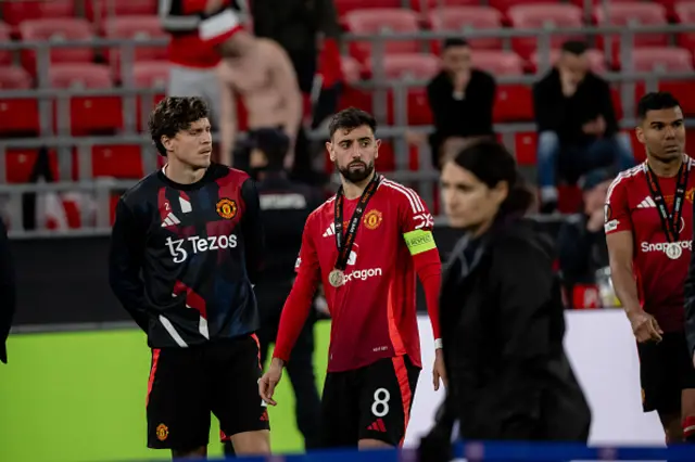 Victor Lindelof and Bruno Fernandes of Manchester United looks dejected
