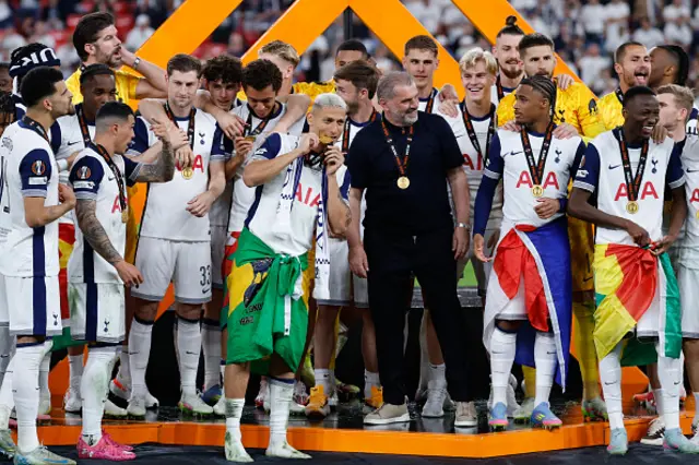Tottenham players and Tottenham Hotspur's Greek-Australian Head Coach Ange Postecoglou celebrate their victory