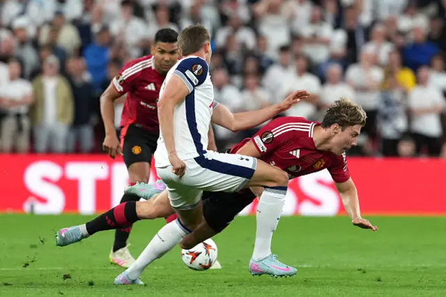 Micky van de Ven and Manchester United's Danish forward #09 Rasmus Hojlund vie for the ball