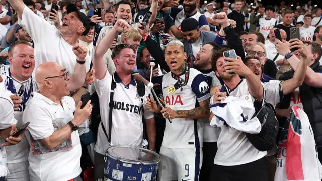 Richarlison celebrates with fans