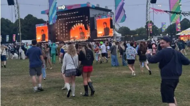 People running towards stage.
