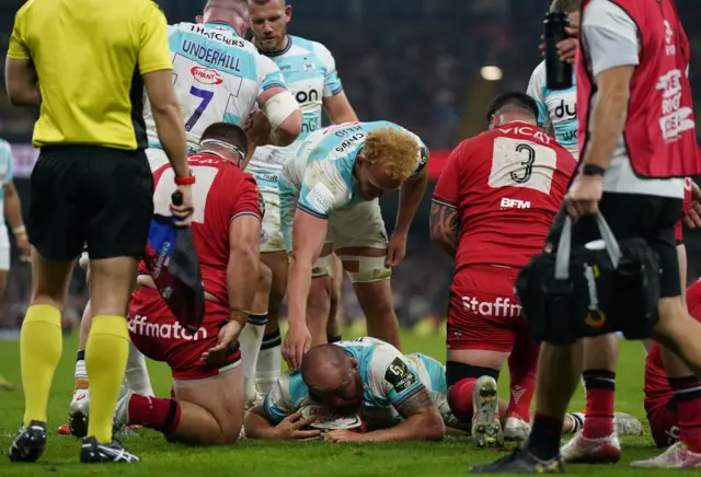 Bath's Tom Dunn scores